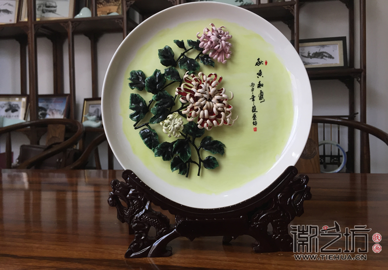 彩底色瓷盤(pán)雙龍頭雕花底座彩色鐵畫(huà)擺臺(tái)《秋香和露》