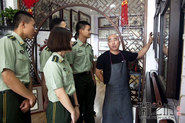 河北武警學(xué)院參觀考察徽藝坊鐵畫 (5)