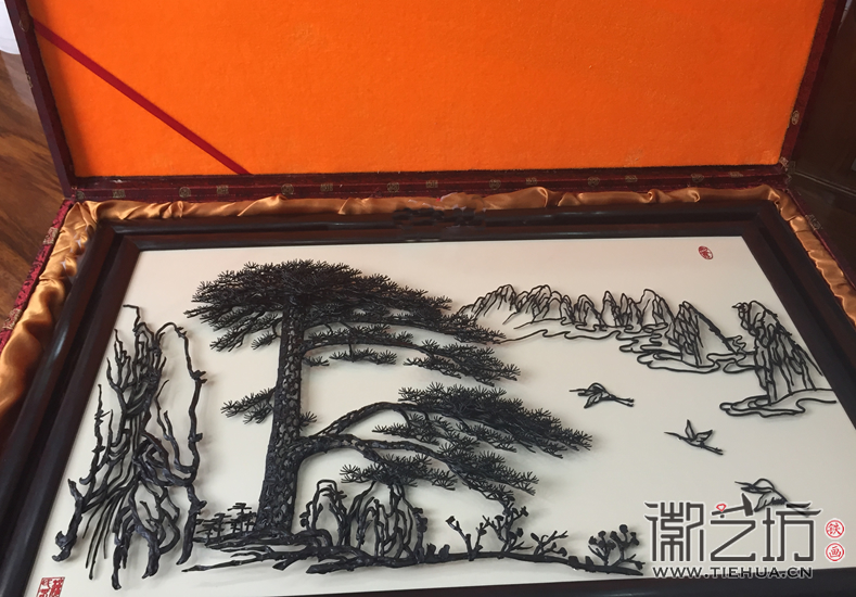 雞翅木雙面臺(tái)屏迎客松六尺巷鐵畫(huà)禮盒展示3